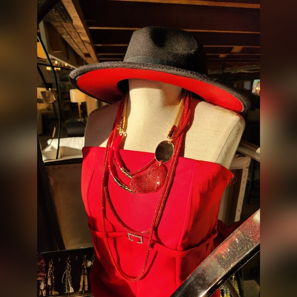 ✨️ Elegant Red and Gold Necklace with Earrings Set ✨️ - Picture 14 of 15